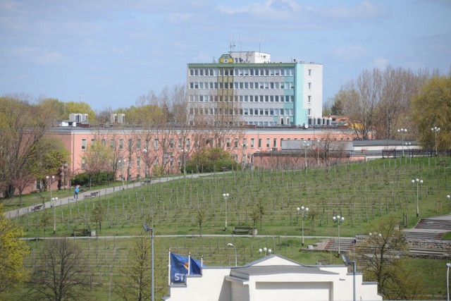 Nasz Czytelnik twierdzi,  że zarząd województwa na ostatnim posiedzeniu nie przyjął  planu lotów do realizacji, bo brakuje środków w budżecie.  Nieoficjalnie mówi się, że brakujące około 10 milionów złotych zostanie zabrane z dróg.