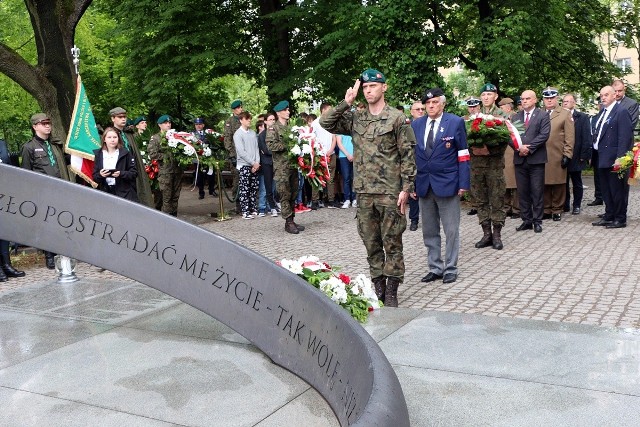 Co roku przed pomnikiem rotmistrza Pileckiego w rocznicę jego śmierci władze lokalne wraz z wrocławianami wspominają wielkiego bohatera.