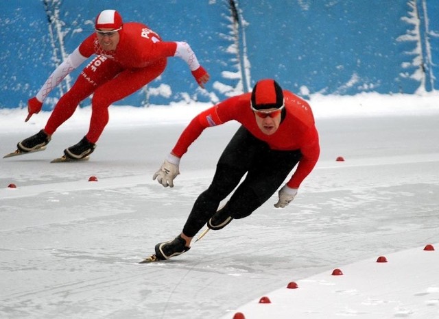 Rywalizacja sprinterów w SanokuW niedziele na torze lodowym w Sanoku rozpoczely sie dwudniowe Mistrzostwa Polski w Wieloboju Sprinterskim w lyzwiarstwie szybkim.