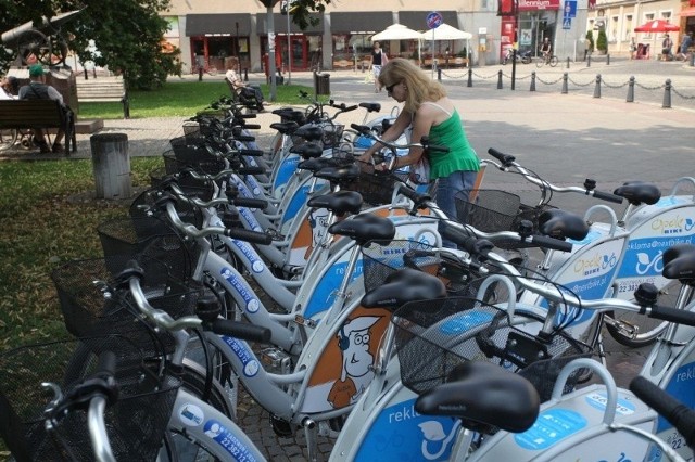 Lipiec 2012. Wypożyczalnia rowerów na placu Wolności w Opolu.