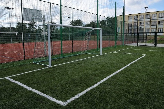 Uczniowie Szkoły Podstawowej numer 1 w Sandomierzu mogą już korzystać z wielofunkcyjnego boiska do gry w piłkę ręczną, siatkówkę i koszykówkę.