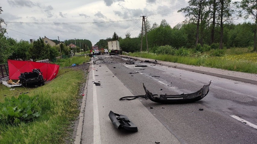 Wypadek w Glinie, powiat ostrowski. 27.05.2022 doszło do zderzenia audi z ciężarówką. Zdjęcia