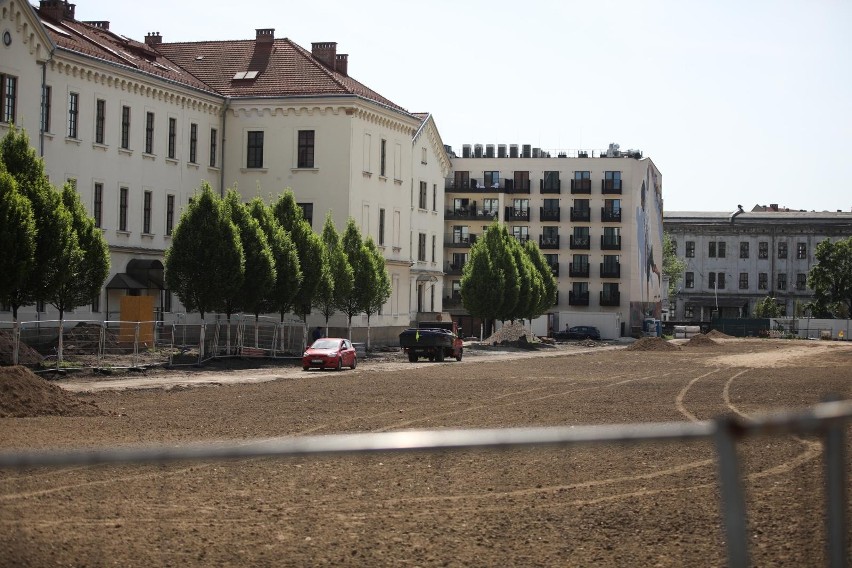 Kraków. Parking przy Karmelickiej zamienił się w zaorane pole. Wyrośnie tu park! ZDJĘCIA