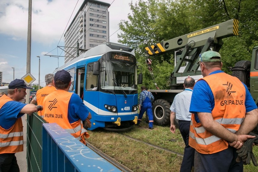Kraków. Przywrócono ruch tramwajów po wykolejeniu [ZDJĘCIA]