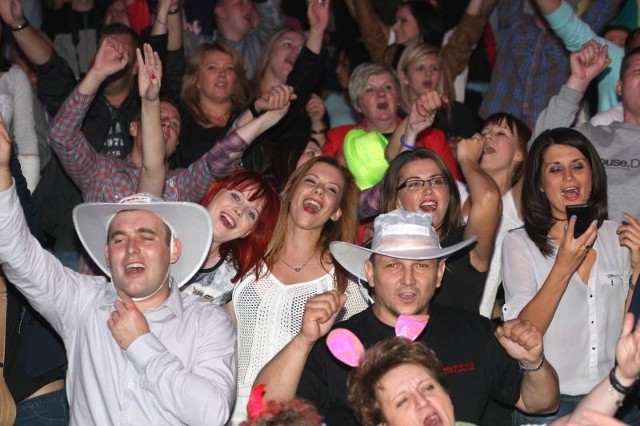 Publiczność licznie zgromadzona w piątek na kieleckiej Kadzielni żywiołowo reagowała na występy artystów, wszyscy śpiewali i tańczyli w rytmach disco.