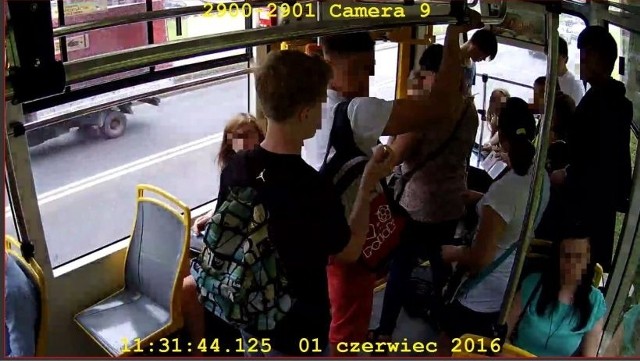 Kontrola w tramwaju MPK. Nauczyciel i młodzież próbowali kasować bilety za plecami kontrolerów.