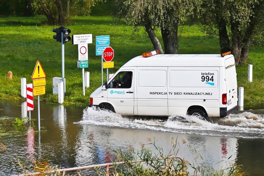 Kolejna ulica we Wrocławiu pod wodą. Wylała Oława