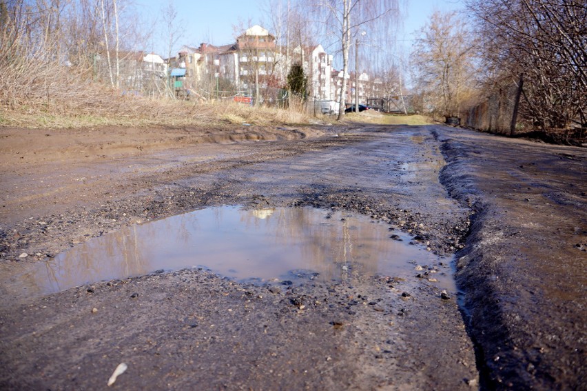 Do szkoły po błocie, na pociąg – slalomem między dziurami. Mieszkańcy Węglina i Czubów chcą zmian na drogach 