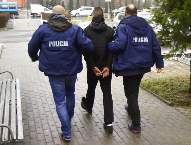 Policjanci z bydgoskiego Szwederowa ustalili i zatrzymali trzech mężczyzn, którzy włamywali się do samochodów. Podejrzani kradli elektronarzędzia. W sobotę (21 stycznia) sąd aresztował jednego z nich na dwa miesiące. Dwaj pozostali zostali objęci policyjnym dozorem. Sprawców udało się zatrzymać krótko po włamaniach do aut w Solcu Kujawskim. Narzędzia skradzione podczas tych przestępstw policjanci znaleźli w garażu należącym do jednego z zatrzymanych mężczyzn.Kryminalni ze Szwederowa udowodnili podejrzanym dokonanie 9 tego typu przestępstw. Zabezpieczono część skradzionych narzędzi: wiertarki, wkrętarki, skrzynki narzędziowe, kosiarki do trawy, kosiarka spalinowa, dmuchawa do liści, piła łańcuchowa do drewna to tylko część z odzyskanych do tej pory przez policjantów sprzętów.Mężczyźni mogli dokonać nawet 30 włamań. Działali na terenie całej Bydgoszczy i powiatu bydgoskiego.Sprawa ma charakter rozwojowy.