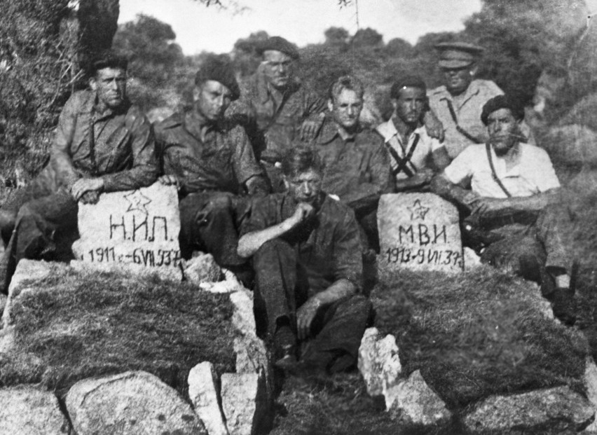 Radzieccy czołgiści w Hiszpanii przy grobach swoich...