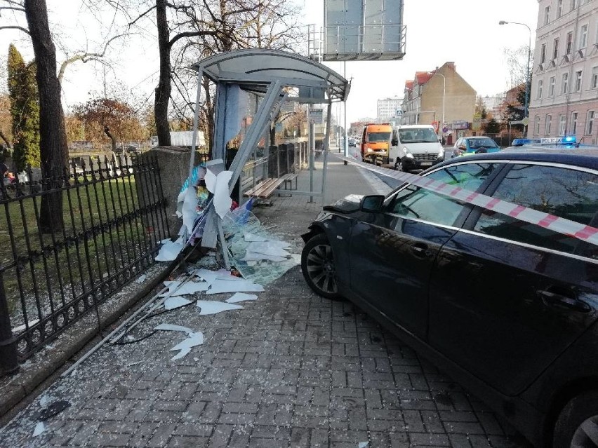 Wypadek. BMW wbiło się w przystanek autobusowy