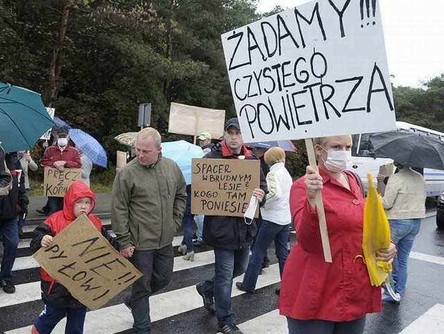 Mieszkańcy skutecznie zablokowali przejście na głównej trasie do Poznania. Policjanci kierowali samochody objazdami.