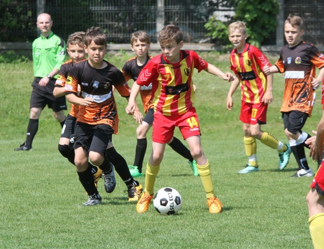 Fragment meczu Korona I Kielce - KSZO Ostrowiec, który zakończył się wynikiem 1:1. Z piłką Roman Skowroński z drużyny Korony.    