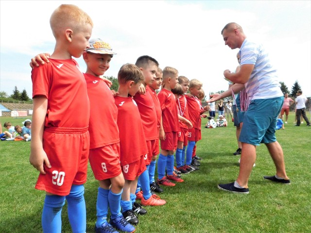 W Koszalinie rozegrana została letnia edycja imprezy Gwardyjka Cup. Celem turnieju była zbiórka funduszy na rzecz wsparcia leczenia chorującego na mukowiscydozę młodego zawodnika Akademii Piłkarskiej Gwardia Koszalin - Dawidka Teofilaka.W turnieju głównym rywalizowali gracze urodzeni w 2013 roku i młodsi. Ponadto towarzyskie zmagania rozgrywali zawodnicy z lat 2011 i 2012.W rozgrywkach wystąpili młodzi zawodnicy Akademii Piłkarskiej Gwardia Koszalin, AP Bałtyk Koszalin, AP Kotwica Kołobrzeg, AP Szczecinek, Football Academy Koszalin, Brazilian Soccer School Koszalin, GKS Szakale Świeszyno, MKP Kotwica Kołobrzeg oraz Gryfa Dobrowo.Zobacz także Magazyn sportowy GK24 (17.06)