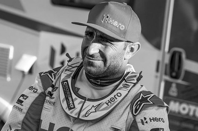 Zawodnicy ORLEN Team zameldowali się na mecie 7. odcinka specjalnego Rajdu Dakar o długości 546 km. Dobrze spisali się Kuba Przygoński i Timo Gottschalk, którzy zajęli 8. miejsce. Pozycję w pierwszej dwudziestce utrzymał motocyklista z Piekoszowa Maciej Giemza. Wśród quadowców 10. czas osiągnął Kamil Wiśniewski, co dało mu awans na 5. pozycję w klasyfikacji generalnej. Niedzielną rywalizację przyćmiła informacja o śmierci na trasie motocyklisty Paulo Gonçalvesa - informuje Orlen Team.Już pierwszego dnia po tradycyjnej przerwie zawodnicy musieli zmierzyć się z najdłuższym odcinkiem specjalnym tegorocznego Dakaru, który jednocześnie był bardzo szybki.Miejsce w najlepszej dwudziestce motocyklistów Rajdu Dakar utrzymuje Maciej Giemza, który w niedzielę osiągnął 24. czas i jest na 19. pozycji w klasyfikacji generalnej po 7. etapach. Wynik zszedł jednak dla zawodnika ORLEN Team na dalszy plan, po tym jak był świadkiem reanimacji Paulo Gonçalvesa. Portugalski motocyklista miał wypadek na 276 kilometrze. Gdy na miejsce dotarł helikopter medyczny, zawodnik był nieprzytomny. Doszło do zatrzymania pracy serca. Motocyklista został przetransportowany do szpitala, ale, niestety, jego życia nie udało się uratować...– Cały odcinek bez żadnych problemów. Do tankowania nie jechałem na 100 proc., ponieważ musiałem pokonać 253 km i istniało ryzyko, że zabraknie paliwa, więc na prostych rozwijałem prędkość 135-140 km/h, zamiast 160 km/h. Po tankowaniu miałem super rytm na wydmach, jednak na 270 kilometrze widziałem coś, co sprawiło, że nie wiedziałem, co ze sobą zrobić – próbę reanimacji Paulo Gonçalvesa. Na mecie niestety tylko potwierdziło się, że nieudaną. Najgorszy dzień w życiu za mną – powiedział Maciej Giemza, cytowany przez stronę ORLEN TEAM.Pozycję lidera wśród motocyklistów utrzymuje Ricky Brabeck, który wygrał dotychczas dwa etapy, a w niedzielę był 5.W poniedziałek, dzień po tym tragicznym wydarzeniu, motocykliści nie rywalizowali w Rajdzie Dakar. (dor)