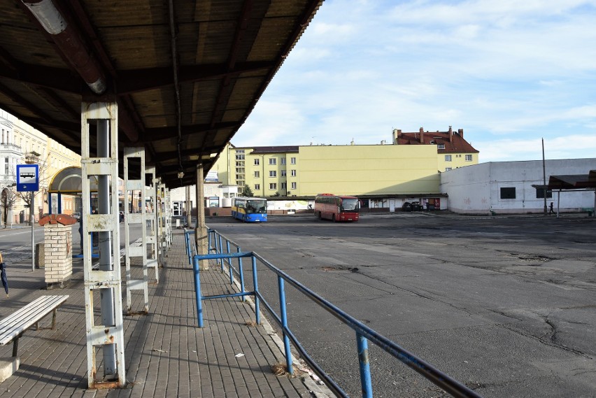 Dworzec autobusowy w Opolu. Ścięto już część barierek, teren...