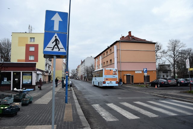 Zmiana organizacji ruchu na ul. Dubois w Opolu. Mieszkańcy skarżą się na autobusy pod oknami, kierowcy na niewystarczające oznakowanie