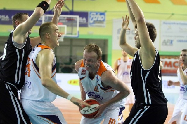 Koszykarze Rosy Radom grają w sobotę z liderem tabeli AZS Politechniką Warszawa.