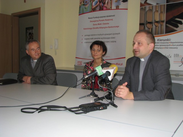 Podczas konferencji prasowej do wspólnego śpiewania zapraszali: ks. dr Jerzy Dzierżanowski, dyrektor Diecezjalnej Fundacji Ochrony Życia, dr Beata Balicka-Błagitka, dyrektor biura DFOZ, ks. dr hab. Grzegorz Poźniak, prof. UO, dyrektor Diecezjalnego Instytutu Muzyki Kościelnej.