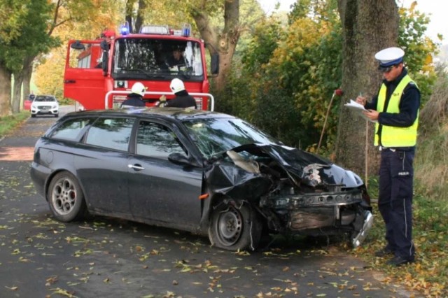 Nastolatek prowadzący alfę romeo stracił panowanie nad pojazdem i uderzył w drzewo