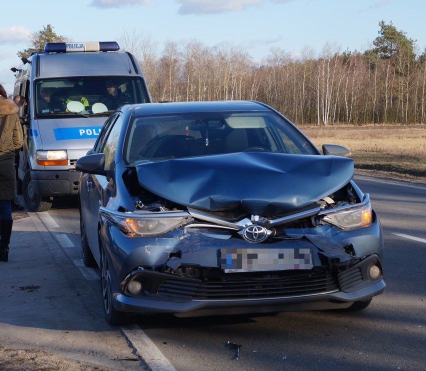 Zderzenie trzech aut tuż za Ostrołęką. Jeden z kierowców odjechał [ZDJĘCIA]