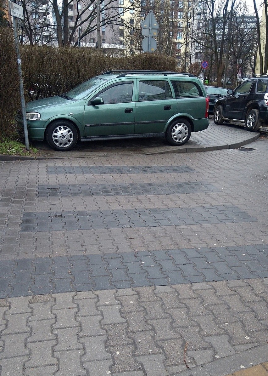 Kraków. Zobaczcie „mistrzów parkowania” w akcji [ZDJĘCIA]