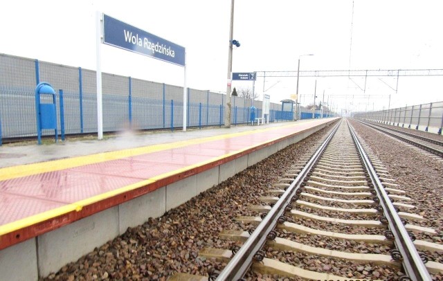 Na stacji w Woli Rzędzińskiej do istniejących peronów dobudowane zostaną po drugiej stronie torów dodatkowe krawędzie. Podróżni będą mogli łatwiej wsiąść do pociągów