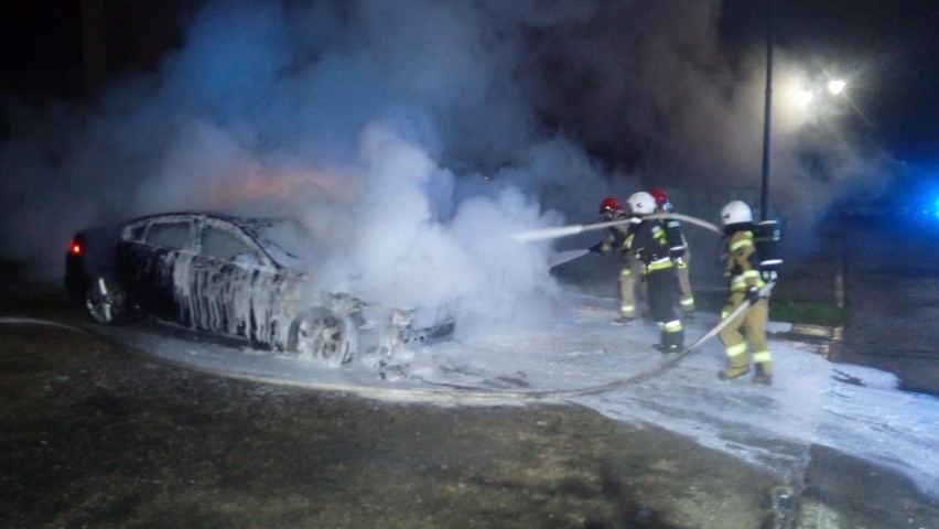 Jaguar i seat w ogniu. Nocny pożar samochodów na osiedlu Sosnówka w Chęcinach
