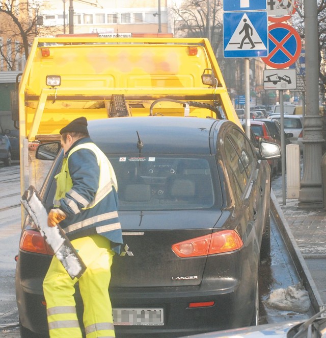 W ogłoszeniu zaznaczono, że wygra ten oferent, który dysponuje parkingiem. A o jaką stawkę toczy się gra? Nieoficjalnie ustaliliśmy, że miasto płaci 350 zł za każdy odholowany wóz. W święta obowiązuje półtorej stawki.