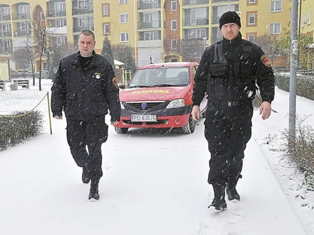 Agenci ochrony Perfect Robert Kalemba i Piotr Szymborski podczas patrolowania osiedla Zacisze