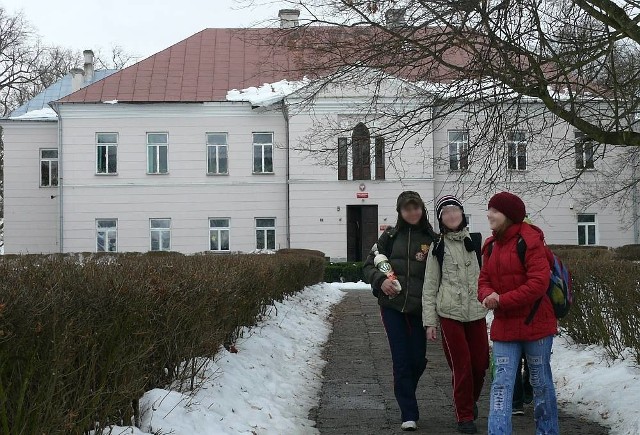 Los szkoły w Wiśniowej mieszczącej się w pałacyku Kołłątajów od kilku lat jest niepewny. Nową propozycją dla tej placówki jest przekazanie jej w zarząd osobie prywatnej.