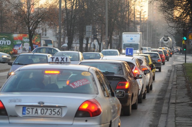 Roboty mają związek z likwidacją ronda przy skrzyżowaniu ulic Mackiewicza i Siewnej.