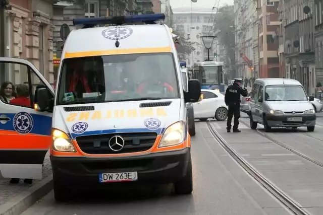 Wypadek we Wrocławiu. Samochód potrącił pieszego.