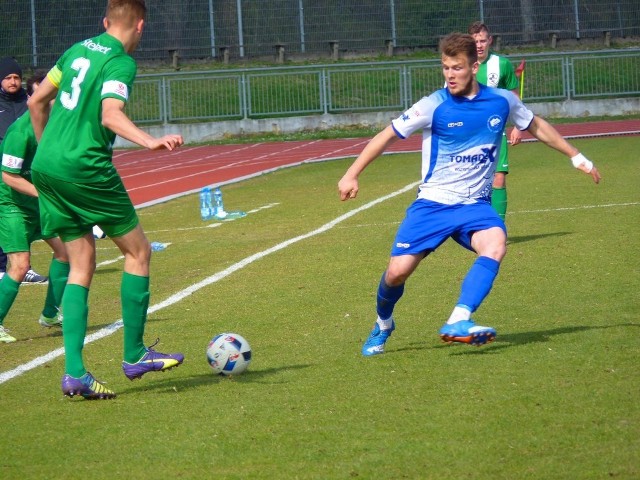 Juniorzy starsi Bałtyku Koszalin (niebiesko-białe stroje) pokonali swoich rówieśników z Falubaza Zielona Góra 3:1