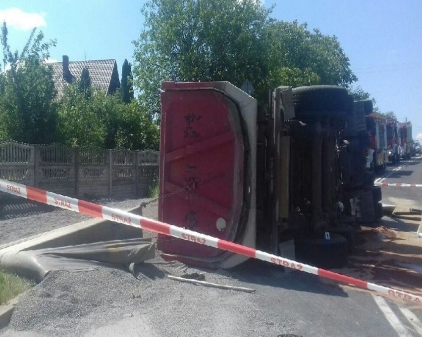 Ciężarówka przewróciła się na bok w Zdziechowicach w gminie Zaklików. Droga nr 855  zablokowana