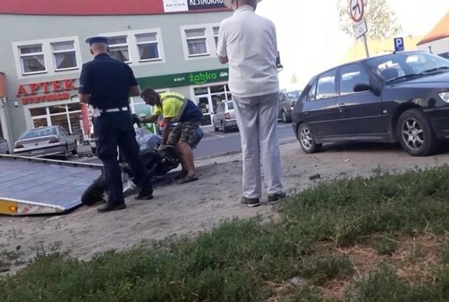 Do zdarzenia doszło w piątek, 28 czerwca, na os. Staszica w Gorzowie. Motocyklista uderzył w samochód, przewrócił się i po chwili poszedł sobie, zostawiając motocykl.Motocyklista jadąc uderzył w samochód osobowy. Był poszkodowanym w całym zdarzeniu. Na miejsce została wezwana gorzowska policja.  – Motocyklista nie czekał jednak na patrol policji – mówi st. sierż. Mateusz Sławek z biura prasowego lubuskiej policji. Mężczyzna zostawił swój motocykl i poszedł sobie.Teraz policjanci będą szukali kierującego motocyklem i wyjaśniać szczegóły zdarzenia. Ustalą również dlaczego zniknął z miejsca zdarzenia.Zobacz też wideo: Motocyklista potracił na przejściu matkę z dwójką dzieci. Kobieta zmarła