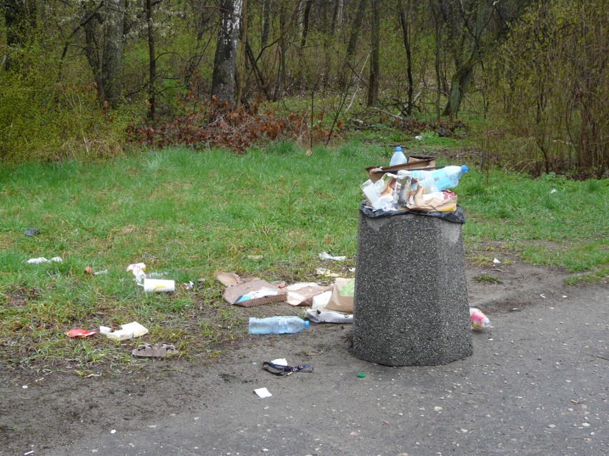 Pabianice. Śmieci rozsypane w Parku Wolności w okolicy placu zabaw i amfiteatru ZDJĘCIA