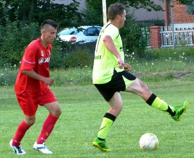 Piłkarze Bukowej Jastkowice (żółte koszulki) strzelili dziewięć goli w sparingu z Sanem Stalowa Wola.