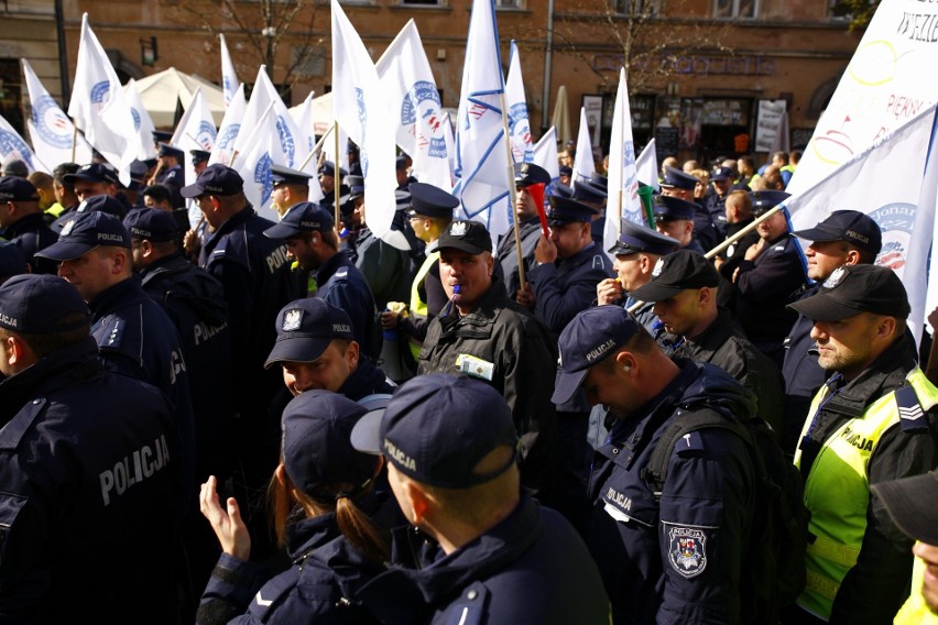 Protest policjantów w Warszawie. Mundurowi domagają się...