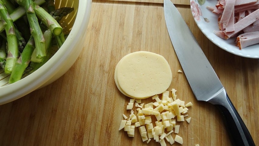 Żółty ser pokrój w drobną kostkę lub zetrzyj na tarce na...