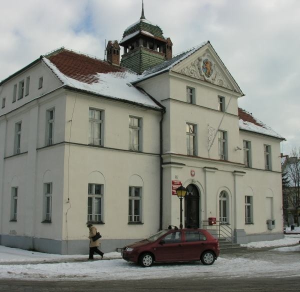 Ozdobą Lewina jest kameralny Rynek z klasycystycznym ratuszem.