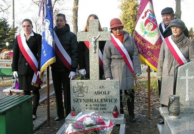 Lwowiacy ufundowali tablicę i krzyż, a grobem będą się opiekować uczniowie gimnazjum nr 3 im Orląt Lwowskich.