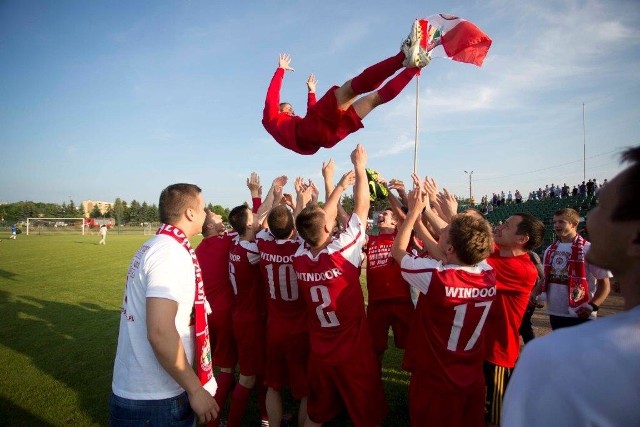 Piłkarze Pilicy Białobrzegi cieszą się z awansu do trzeciej ligi.
