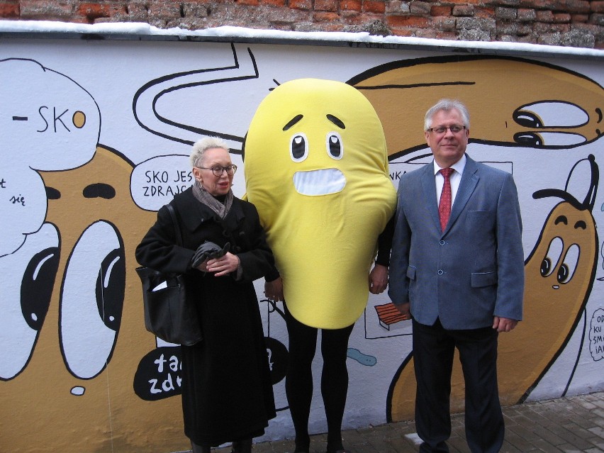 Od lewej- Monika Małkowska,melon i dyrektor Elektrowni,...