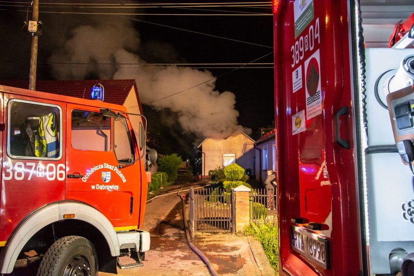 Pożar w Dąbrowicy. Z ogniem walczyło pięć zastępów straży pożarnej (ZDJĘCIA)