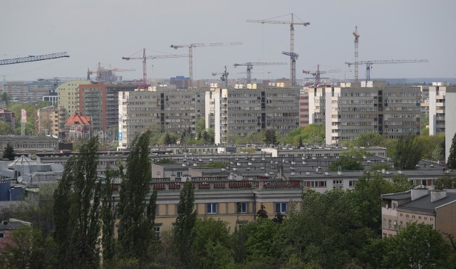 Gdzie we Wrocławiu można kupić najtańsze mieszkanie? Cudów nie ma. Taniej jest tam, skąd jest dalej do centrum. Wpływ na cenę metra kwadratowego mieszkania ma także szereg innych czynników takich, jak np. balkon czy taras lub ich brak, skosy. Cena za metr może być też niższa w przypadku mieszkań o dużych metrażach. W naszym zestawieniu prezentujemy wybrane osiedla z najniższymi cenami za metr kwadratowy.Zobacz na kolejnych slajdach najtańsze osiedla we Wrocławiu - posługuj się myszką, klawiszami strzałek na klawiaturze lub gestami