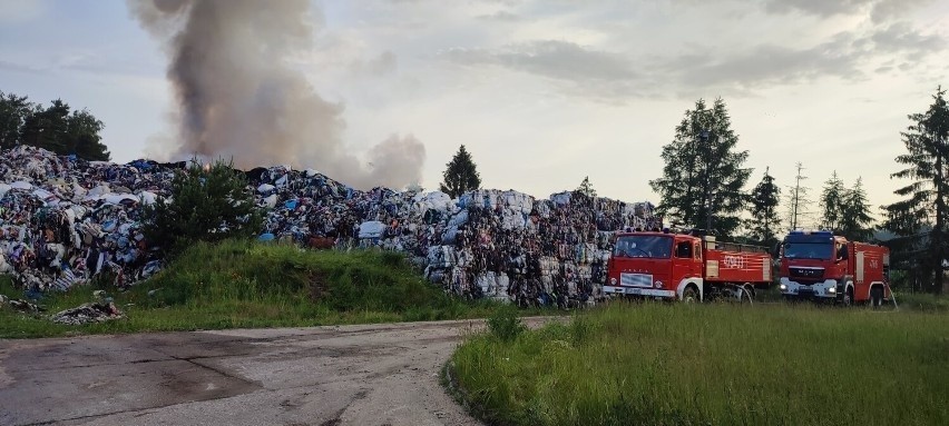 Płoną składowiska tekstyliów w Kamieńcu! Pożar na składowisku odpadów. 19.06.2022