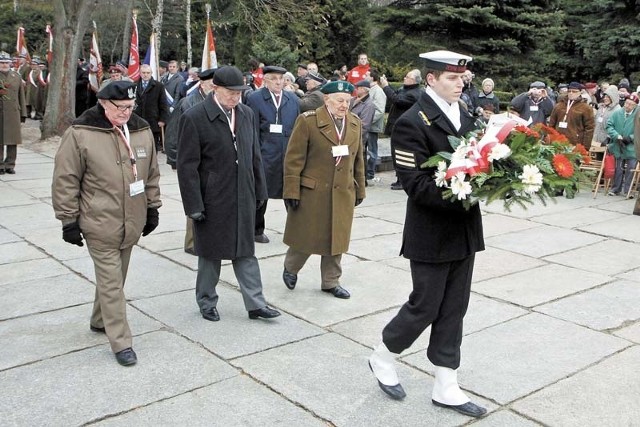 Uroczystości rozpoczęły się wczoraj. Po południu złożono kwiaty na cmentarzu wojennym.