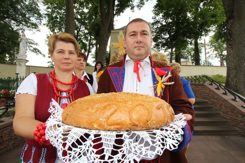 Starostowie dożynek w Daleszycach - Dorota Łabędzka i...