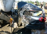 Potworny wypadek na A4 w Gliwicach. TIRy zmiażdżyły auto z parą młodych ludzi. 29-letni kierowca zmarł w szpitalu